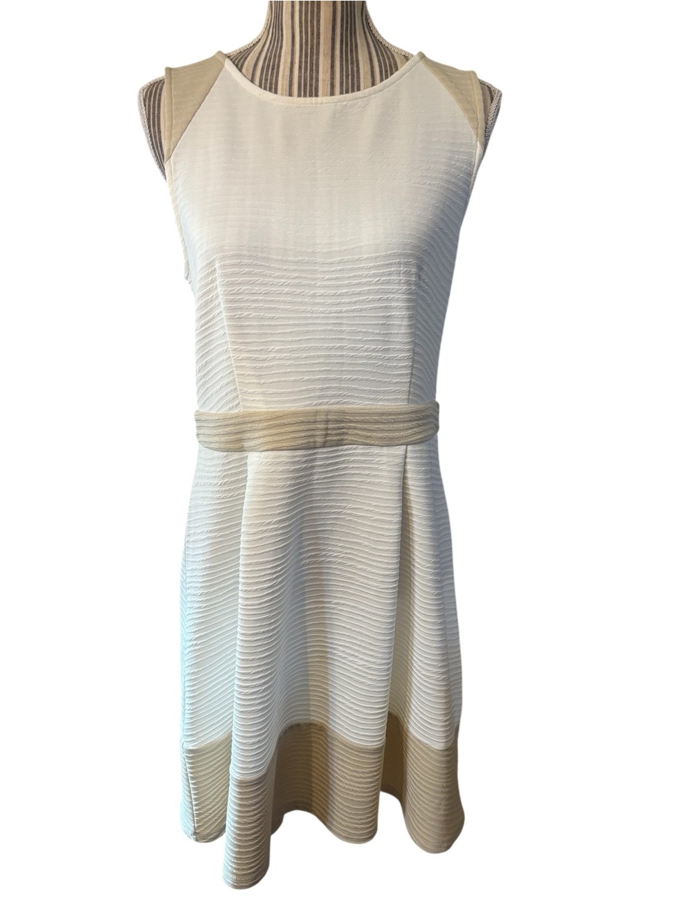 Cremieux Dress Medium Cream Tan Textured Crepe Sleeveless Fit-and-Flare Stretch